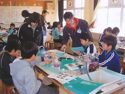 ペットボトルロケット制作の様子