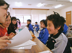 問診を行っている医学部保健学科の講師と通訳の方