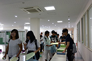 【オープニング】各会場では群馬大学に関する資料をお渡ししました。