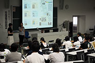 【在学生体験発表】(社会情報学部)学部パンフレッ
トや小冊子「Social InformationJournal」は、在学生が社会情報学部で学んだスキルを活かして制作しています。