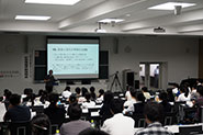 【模擬授業】(社会情報学部)『「計算」ではなく「分析」をする探偵-社会情報学の縦の糸と横の糸』(平田知久 講師)