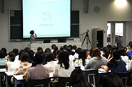 【各種イベントの様子】(女子高生向け説明会)群馬大学の女子学生が日常生活の様子を動画で紹介したり、学内の女性の活躍を応援する体制の説明がありました。