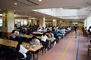 【各種イベントの様子】(学生食堂体験)安い!美味しい!栄養価満点!のメニューが豊富に取りそろえられている学生食堂もたくさんの参加者に体験していただきました。