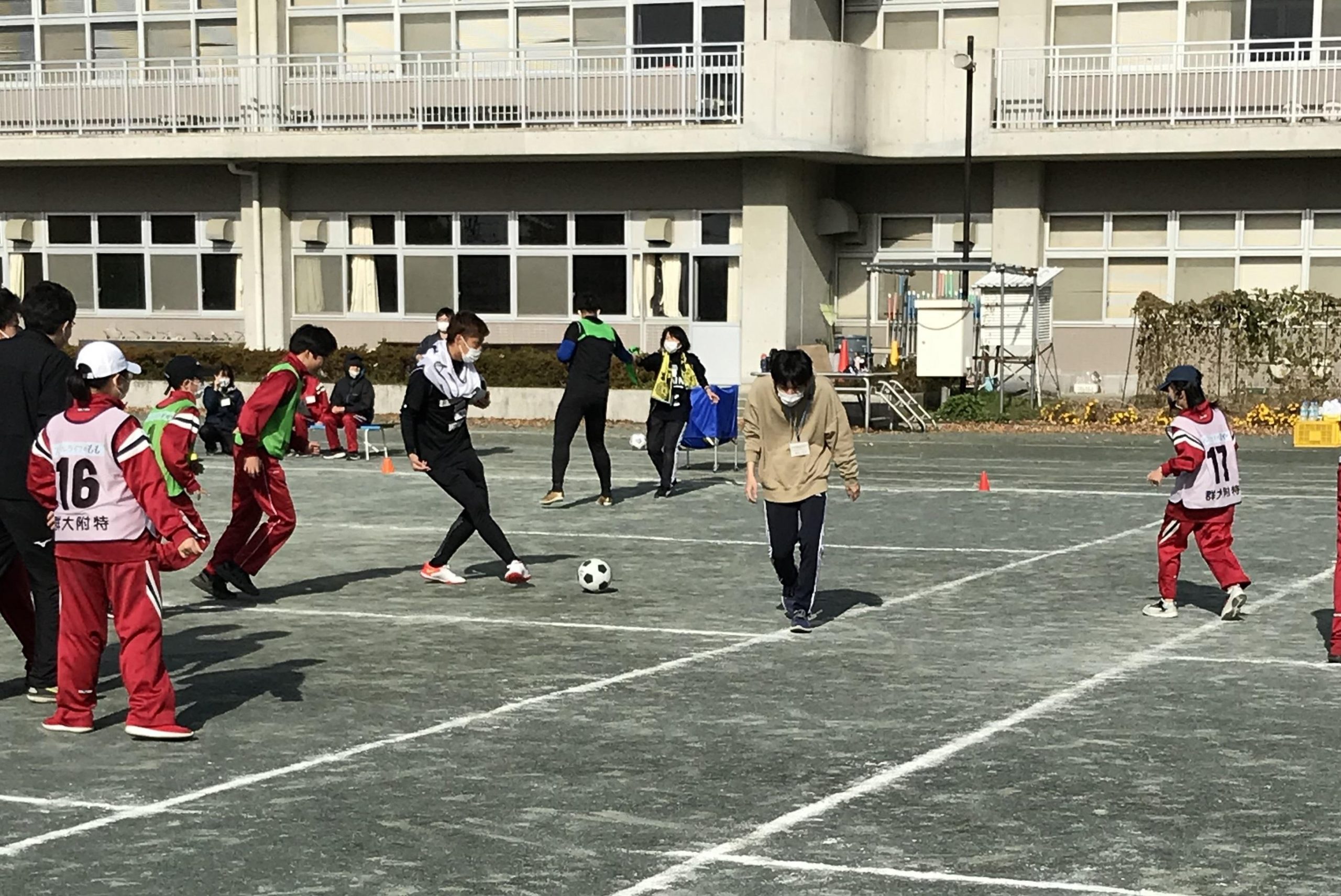 共同教育学部附属特別支援学校の児童・生徒たちがプロサッカー選手と交流活動を行いました 国立大学法人群馬大学