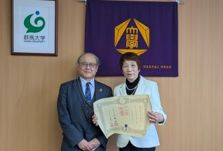 記念撮影：左から石崎学長と矢島康子様