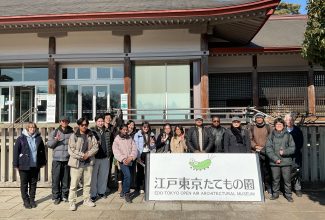 全員で記念撮影（江戸東京たてもの園