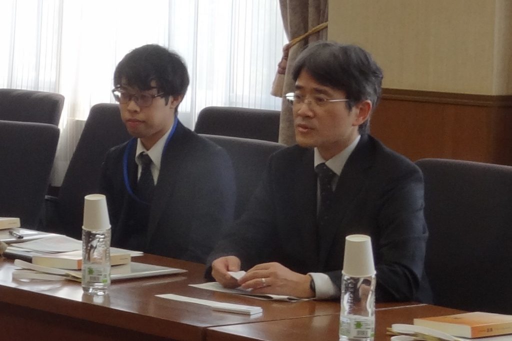 理事らと意見交換する板倉課長(右)、有薗専門官(左)