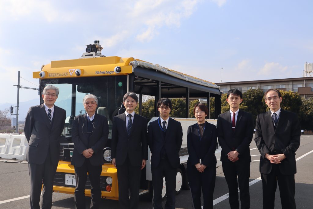 次世代モビリティ社会実装研究センターの視察 (左から、花屋理事、天谷センター長、板倉課長、有薗専門官、櫻庭主任、植松係員、弓仲学長特別補佐)