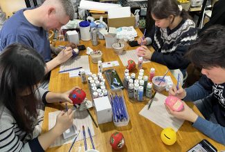 だるまの絵付け