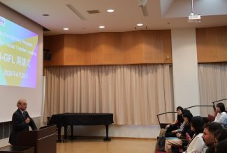I-GFL参加学生へエールを送る石崎学長