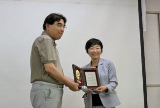 受賞・重粒子吉田先生_R0806